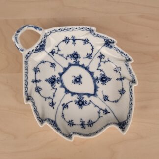 Royal Copenhagen - Musselmalet halvblonde bladformet fad - 1/548