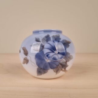 Royal Copenhagen rund vase med motiv af snerle - nr. 2390 / 790A