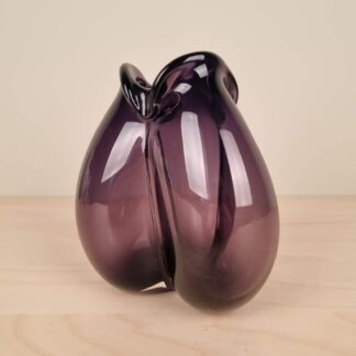 Holmegaard - Trefløjet vase af Per Lütkan - violet - 15cm