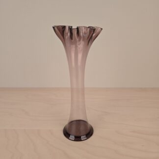 Ældre ametyst farvet glasvase 23,5cm