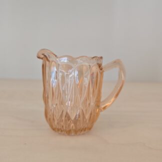 Lille flødekande i presset glas
