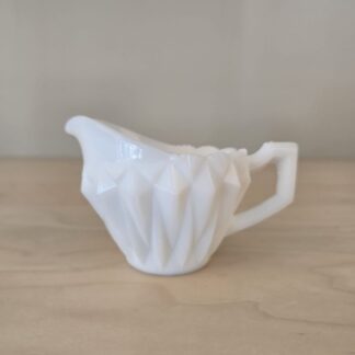 Lille flødekande i presset opal glas
