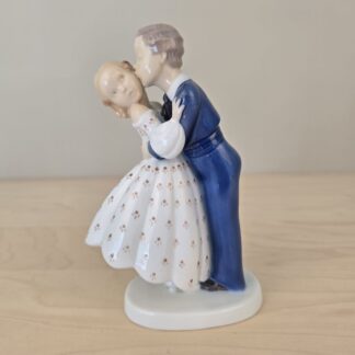 Bing & Grøndahl 'Det første kys' nr. 2162 2. sort.