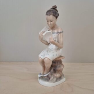 Figur fra Lyngby Porcelæn - "Pigedrømme" - nr. 82 E