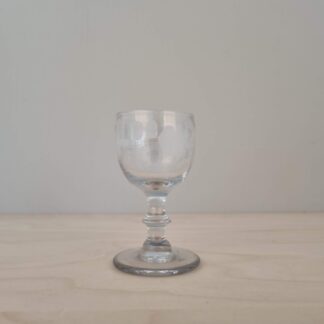 Gammelt snapseglas med egeløvs-slibning - 1800-tallet