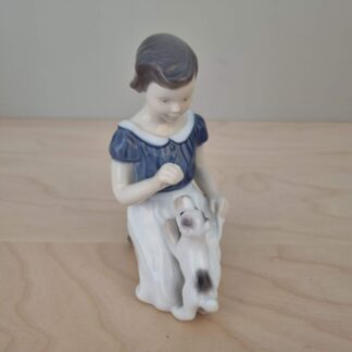 B&G figur - Pige med hundehvalp - nr. 2316