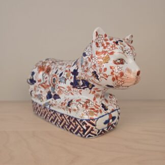 Liggende kat i Imari-stil, Kina