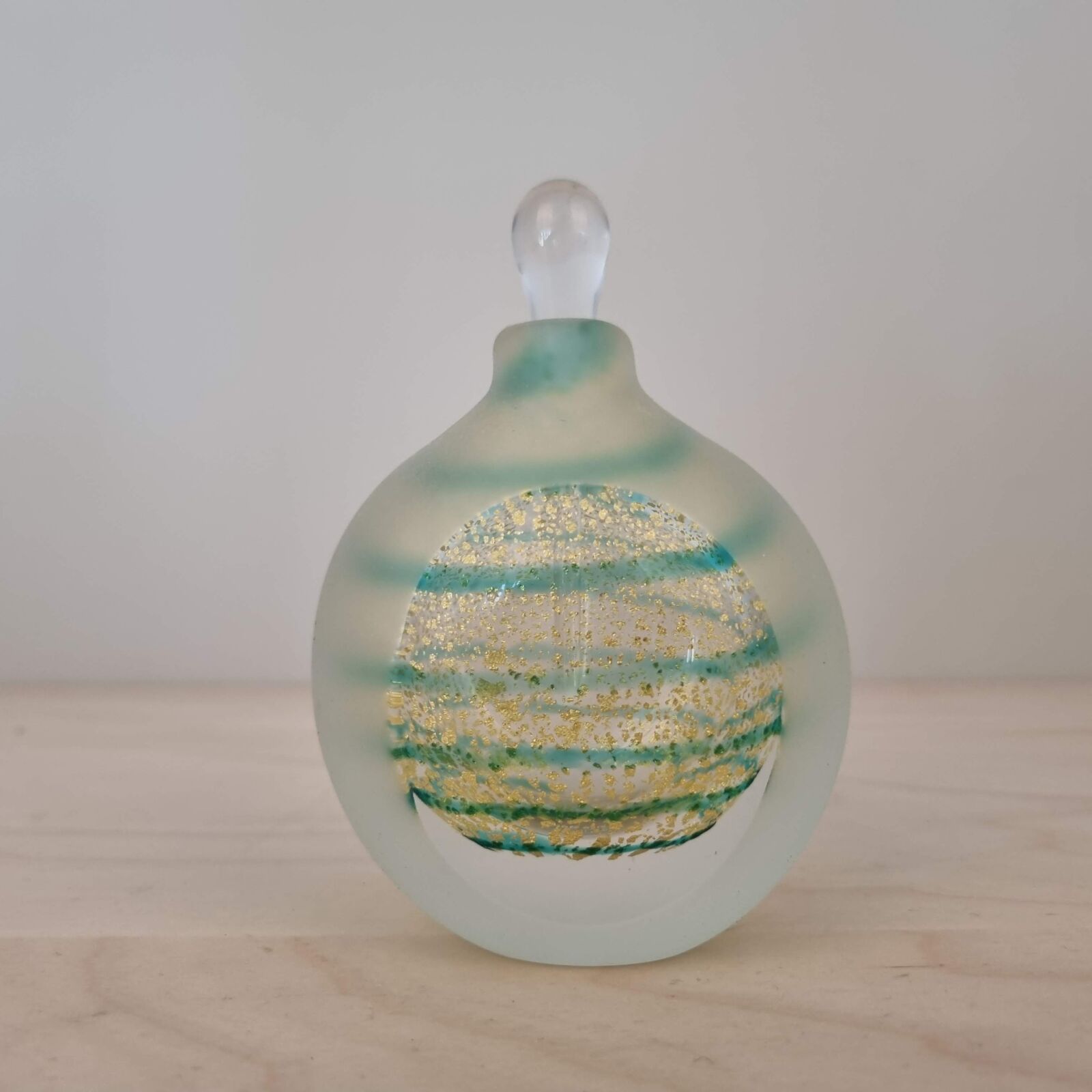Strömbergshyttan vintage parfumeflaske i frosted glas m. guldstøv & turkise striber