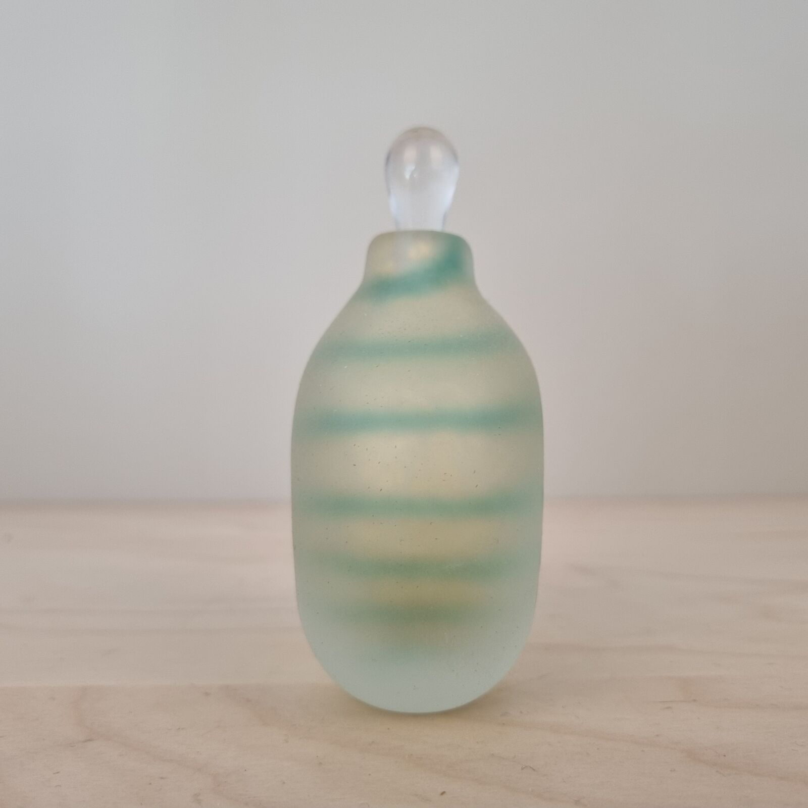 Strömbergshyttan vintage parfumeflaske i frosted glas m. guldstøv & turkise striber - Billede 2