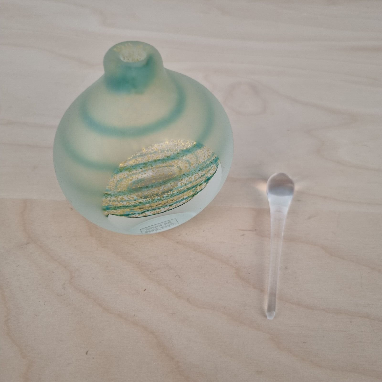 Strömbergshyttan vintage parfumeflaske i frosted glas m. guldstøv & turkise striber - Billede 4