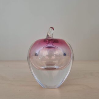 Studio Åhus - Æble i glas - klart glas med rosa nuance