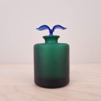 Grøn flakon i matteret glas med fugle-dekoreret prop