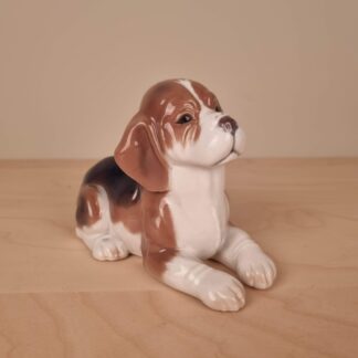 B&G figur af liggende beagle - nr. 2565 - 16cm