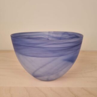 Skål i matteret glas - blåt mønster - 15cm Ø