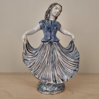 Figur af dansende pige fra L. Hjorth Keramik - 27 cm