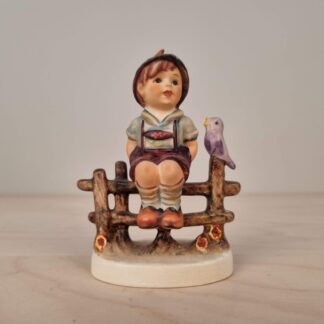M. J. Hummel for Goebel - figur med dreng og fugl på hegn - 11cm