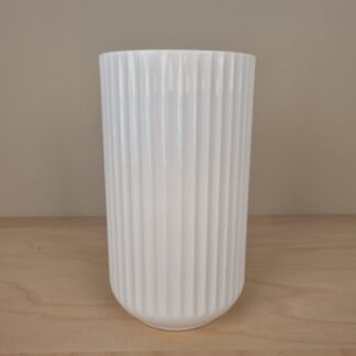 Lyngby vase i glas - hvid opal - 20cm