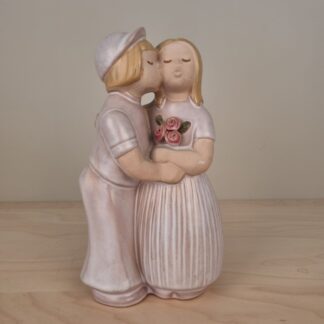 JIE Gantofta figur med dreng og pige i omfavnelse - 22cm