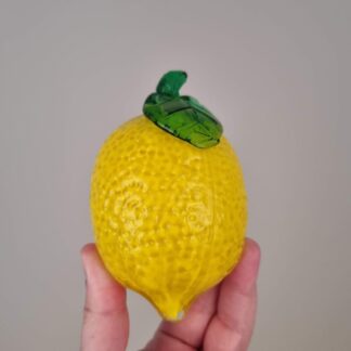 Citron i mundblæst glas - gul med grønt blad - 13cm