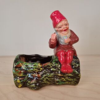Gl. terracotta potteskjuler med nisse på træstub