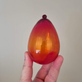 Ældre rød ballon / aflang kugle i glas - 10,5cm - svensk