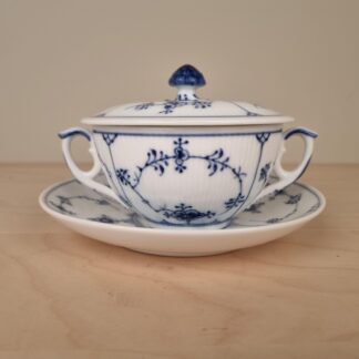 Royal Copenhagen musselmalet riflet - bouillonkop m. låg - nr. 1/2199