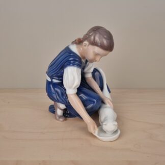 B&G figur - Pige med drikkende kat - nr. 1745