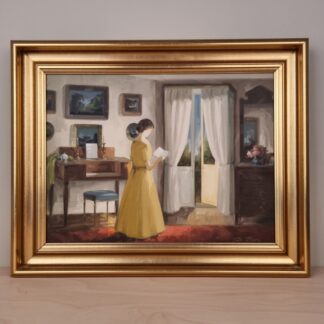 Bente Berg - Kvinde i gul kjole i stue - olie på lærred - 49x39cm