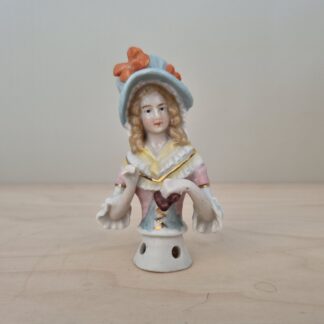Halvdukke i porcelæn til montering på nålepude - 9cm
