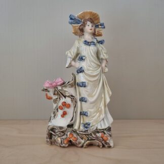 Tysk porcelænsfigur med vase - kvinde i kjole - ca. år 1900 - 22cm
