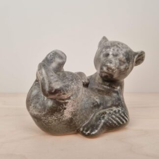 Johgus Keramik, Bornholm - Liggende bjørn - 12 x 9,5cm