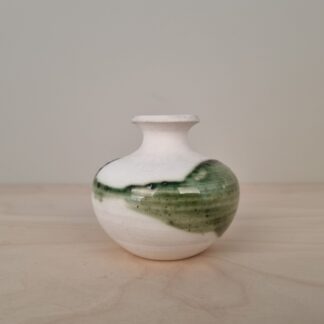 Lille miniaturevase i keramik - grøn dekoration på hvid - Ukendt - 6cm