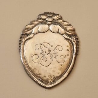 Frakkeskjold i sølv - 830s - initialer "FH" - 5x3,5 cm