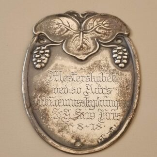 Frakkeskjold / emblem i sølv - 830s - med inskription - 6x4,5 cm