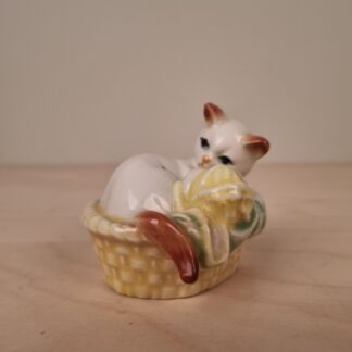 Lille porcelænsfigur - Kat i kurv - 7,5cm