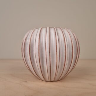 Rund vase med riller fra Schollert - 9cm høj