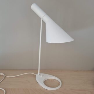 Arne Jacobsen - "AJ" bordlampe, hvid - Louis Poulsen - 55cm