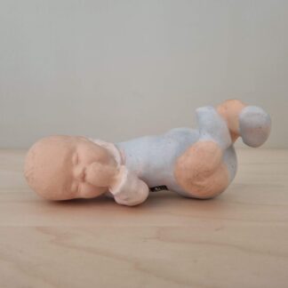 JIE figur i keramik - sovende baby - 14cm