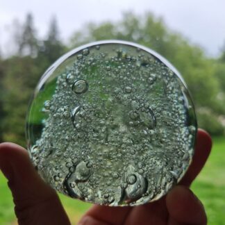 Gammel brevpresse i klart glas med bobler - 8cm