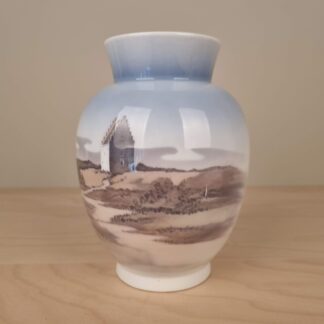 Royal Copenhagen vase - Motiv af den tilsandede kirke - nr. 4661 - 17cm