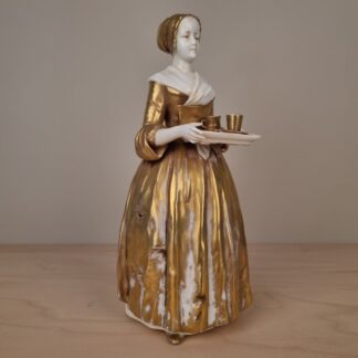 La Belle Chocolatière / Chokoladepigen – antik figur i forgyldt porcelæn - 23cm - ca. år 1900