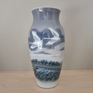 Stor vase med svaner fra Royal Copenhagen - nr. 1955/137 - 31cm