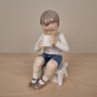 B&G figur - "Victor" - dreng der drikker mælk - nr. 1713 - 13cm høj