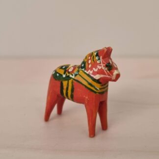 Gammel miniature Dalahest - håndskåret - 2,8cm høj