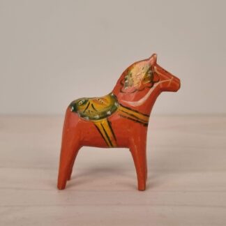 Gammel miniature Dalahest - håndskåret - 4,5 cm