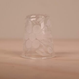 Fingerbøl i krystalglas med slebet blomstermotiv - 2,5cm