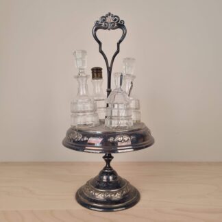 Sen-victoriansk platménage i sølvplet og glas, med tre flasker og krukke