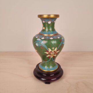 Lille cloisonné vase på sokkel - Grønne og blå nuancer - 12cm