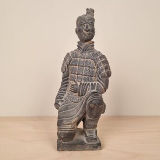 Knælende kinesisk kriger figur i terracotta, fra 1970erne - 22,5cm