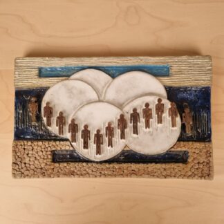 Relief med mennesker og geometriske former af Stig Carlsson - 31x19,5 cm
